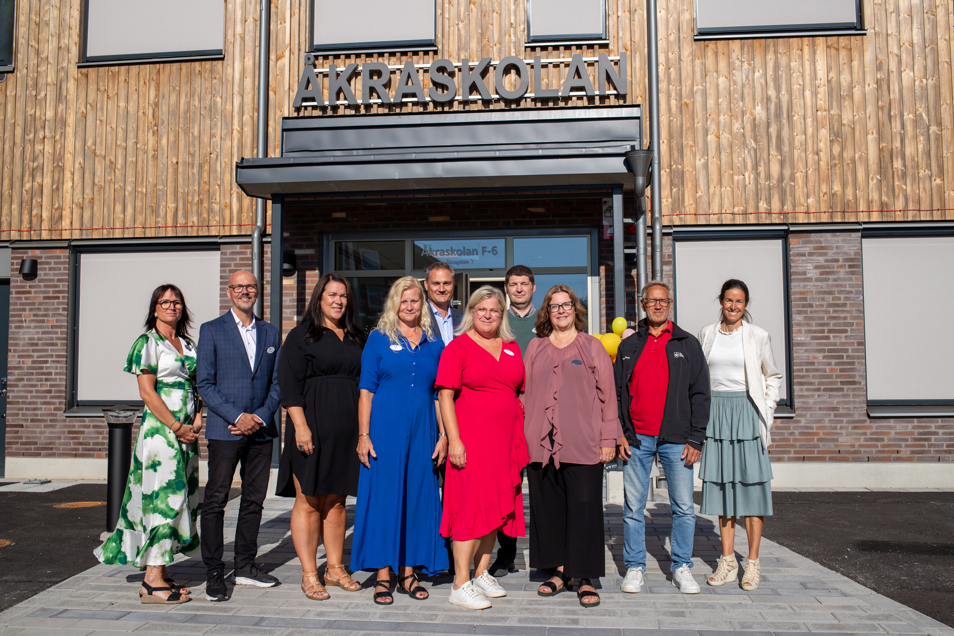 Representanter från Sala kommun utanför Åkraskolans entré.